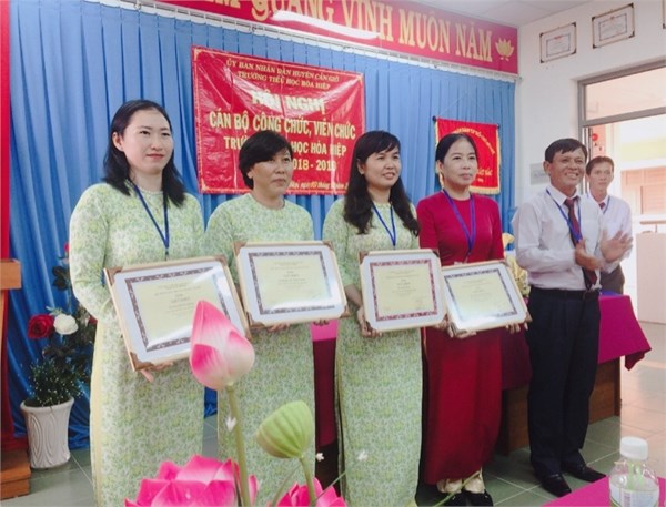 phat thuong giay khen UB huyen.jpg